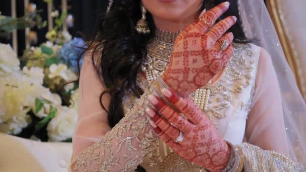伝統的な白いインドの服を着た女性と 手のひらめきを着た女性 ヒンドゥーの結婚式の要素 クローズアップ 高品質の4K映像 — ストック動画