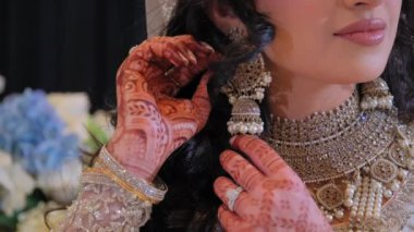 Geleneksel beyaz Hint kıyafetleri giymiş bir kadın ve bir parça el mehndi. Hindu düğün unsuru. - Evet. Yüksek kalite 4k görüntü