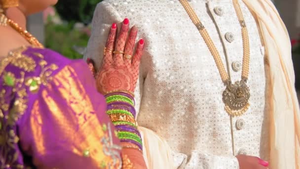 Пара Стоїть Разом Жінка Одягнена Традиційний Індійський Одяг Індуїстське Весілля — стокове відео