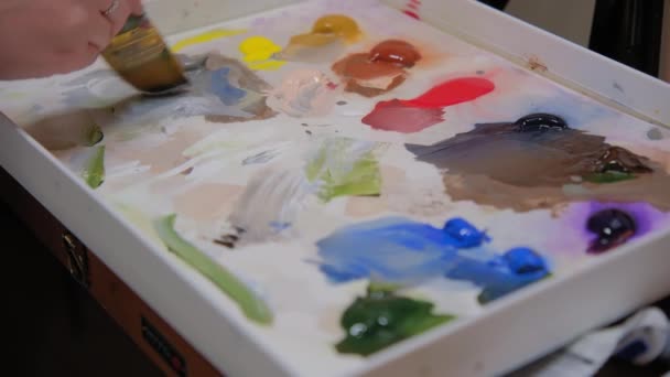 Close Tiro Mão Artista Feminina Segurando Pincel Pintura Desenho Pintura — Vídeo de Stock