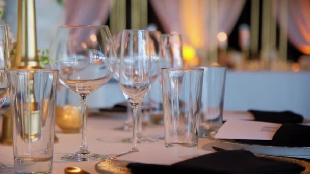 テーブルと椅子とろうそくでいっぱいのレストランの近くの眺め 結婚式のイベント 高品質の4K映像 — ストック動画