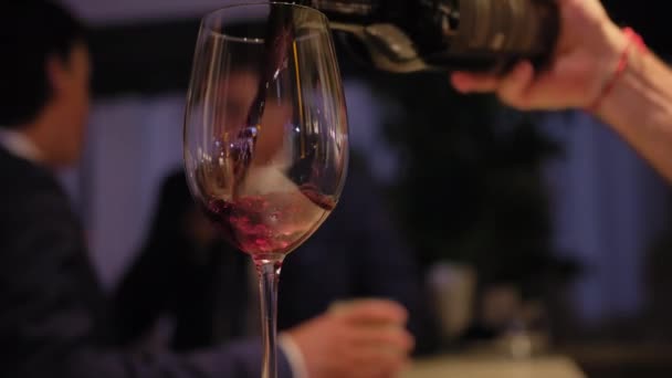 Pincér Asztalra Teszi Poharat Luxury Restaurant Bankett Asztali Készletében Felvétel — Stock videók