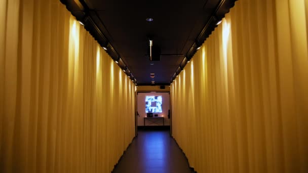 走过空旷的走廊 空荡荡的大厅 玩具枪 慢动作 高质量的4K镜头 — 图库视频影像