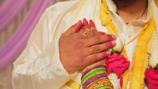 夫妇俩站在一起 穿着传统的印度服装 参加晚婚 高质量的4K镜头 — 图库视频影像