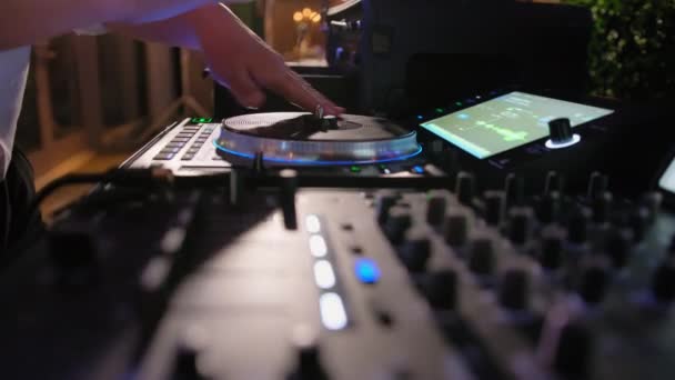 Close Van Sound Mixer Bij Nachtelijk Evenement Muziekapparatuur Van Bij — Stockvideo