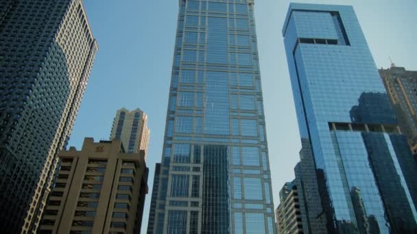 現代建築とタワーの街並みを備えた都市の高層ビルスカイライン カメラを移動する 高品質の4K映像 — ストック動画