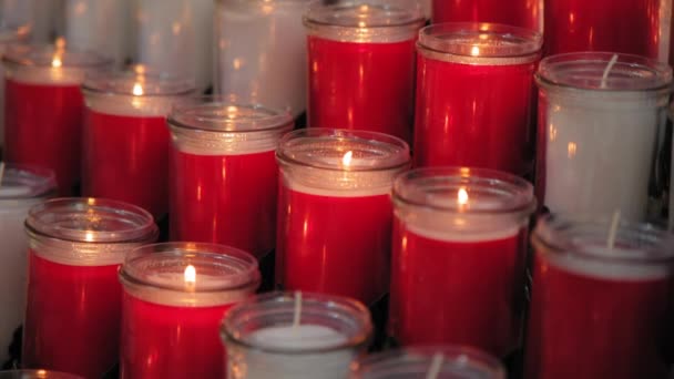 一排排红白相间的蜡烛点亮了 就像色彩艳丽的Colada Morada饮料 — 图库视频影像