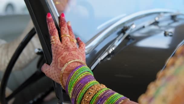 Žena Oblečená Tradičních Indiánských Šatech Malými Ručními Mehndi Hinduistická Svatba — Stock video