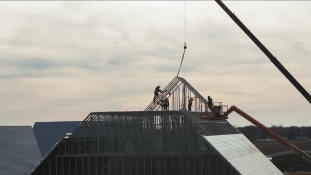 Roofers Instalar Telhado Edifício Industrial Armazém Imagens Aéreas Hora Dia — Vídeo de Stock