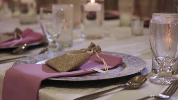 Крупный План Элементов Ресторана Наполненный Столами Свечами Свадебное Мероприятие Высококачественные — стоковое видео