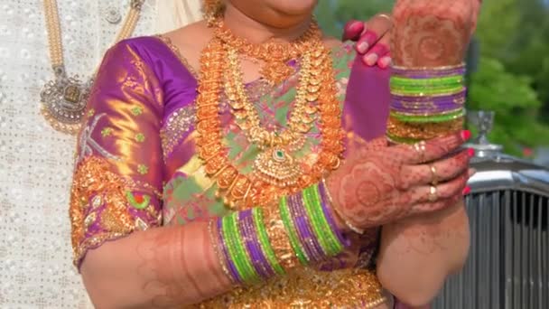 穿着印度传统服装的女人 手感很好 婚礼后的事移动相机 高质量的4K镜头 — 图库视频影像