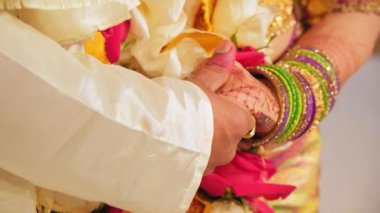Geleneksel Hint kıyafetleri içinde, Hindu düğünü giymiş bir çift. Çiftleri yakından çek. Yüksek kalite 4k görüntü