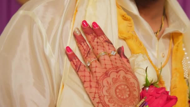夫妇俩站在一起 穿着传统的印度服装 参加晚婚 近距离拍摄的手 高质量的4K镜头 — 图库视频影像