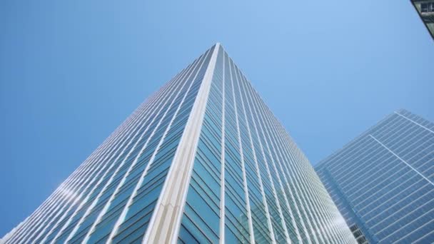 現代建築とタワーの街並みを備えた都市の高層ビルスカイライン ダウンビュー 高品質の4K映像 — ストック動画