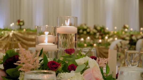 Une grande salle pour les célébrations. Intérieur d'une salle de mariage décoration de mariage. Les chaises sont prêtes pour la cérémonie. Bouge la caméra. Images 4k de haute qualité