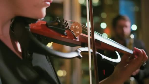 Nahaufnahme Einer Frau Die Auf Einer Veranstaltung Instrumente Von Geigenmusikern — Stockvideo