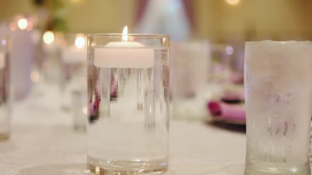 Närbild Skott Element Restaurang Fylld Med Bord Och Ljus Bröllopsceremonier — Stockvideo
