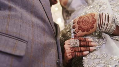 Geleneksel kıyafetler giymiş, Hindu düğünü giymiş bir çift. Çiftleri yakından çek. Yüksek kalite 4k görüntü