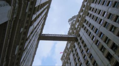 Chicago 'da bir sürü yüksek binası ve nehri olan bir şehir manzarası. - Evet. Yüksek kalite 4k görüntü