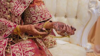 Geleneksel Hint kıyafetleri giymiş bir kadın ve bir parça el mehndi. Hindu düğün unsuru. - Evet. Yüksek kalite 4k görüntü