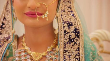 Geleneksel Hint kıyafetleri giymiş bir kadın. Hindu düğünü. Kapatın. Yüksek kalite 4k görüntü