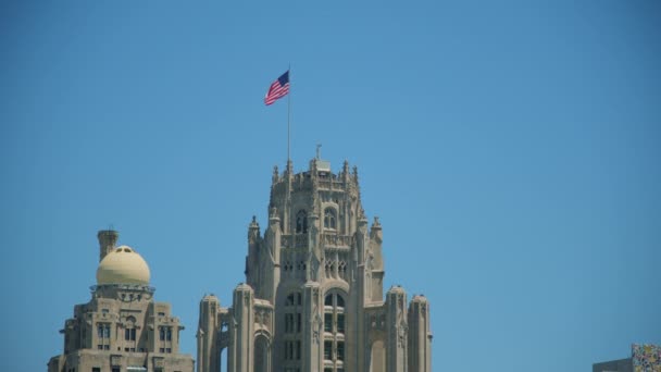 Vor Dem Ereignis Weht Die Amerikanische Flagge Auf Einem Hochhaus — Stockvideo