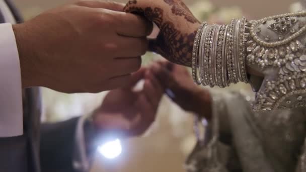 Geleneksel Kıyafetler Giymiş Hindu Düğünü Giymiş Bir Çift Çiftlerin Yakın — Stok video