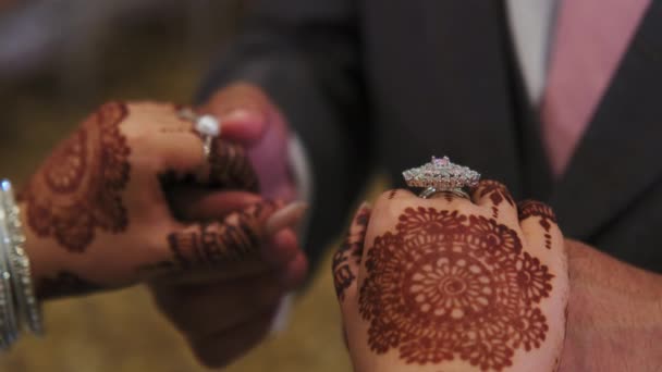 Çiftleri Yakından Çek Geleneksel Hint Kıyafetleri Içinde Hindu Düğünü Giymiş — Stok video