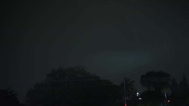 激しい雨雨が路上に降ります 夜間の激しい嵐 スローモーションショット 高品質の4K映像 — ストック動画
