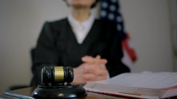 Zbliżenie Zdjęcia Sędziów Ręka Drewnianym Młotkiem Sędziego Amerykańską Flagą Tle — Wideo stockowe