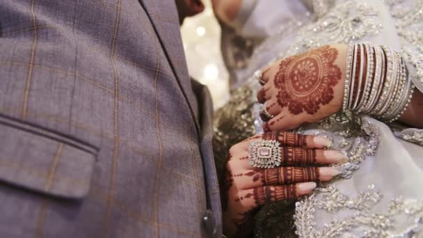 Пара Стоящих Вместе Одетых Традиционную Одежду Индуистская Свадьба Крупный План — стоковое видео