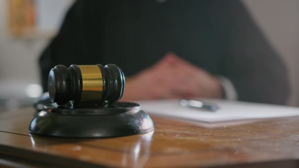 Yargıç Ahşap Yargıç Tokmağıyla Ele Görüntülerini Kapatın Ağır Çekim Yüksek — Stok video