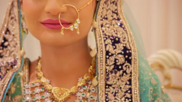 伝統的なインドの服を着た女性 ヒンドゥーの結婚式 クローズアップ 高品質の4K映像 — ストック動画