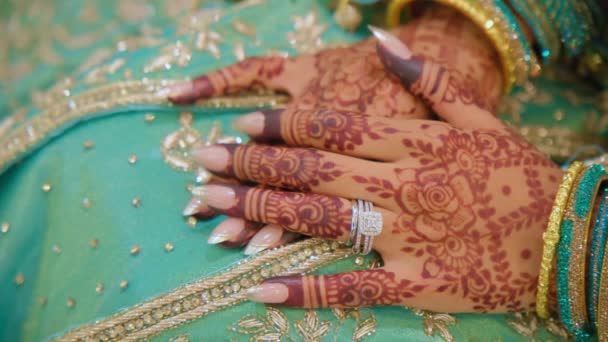 Женщина Одетая Традиционную Индийскую Одежду Малявка Ручной Манди Индуистская Свадьба — стоковое видео