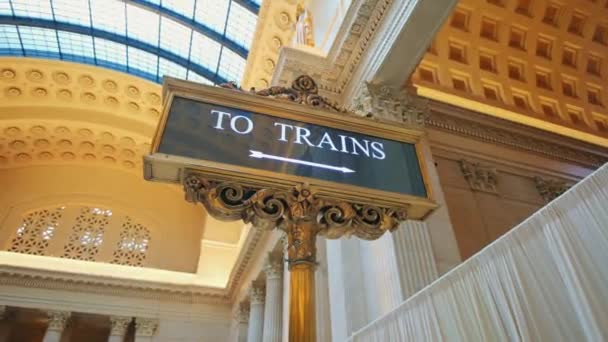 Pociągów Znak Wnętrzu Poczekalni Union Station Chicago Illinois Wysokiej Jakości — Wideo stockowe