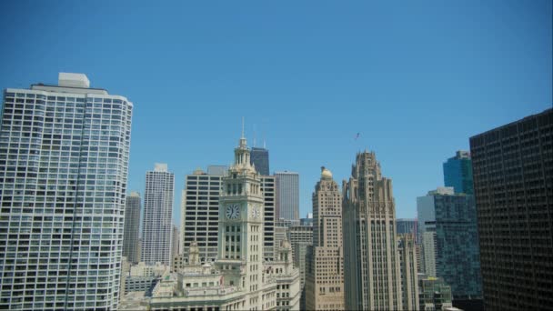 Een Stadsgezicht Met Veel Hoge Gebouwen Buurt Van River Chicago — Stockvideo