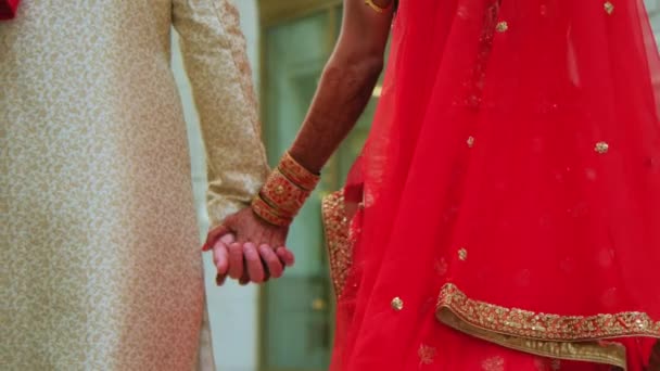 Pareja Caminando Juntos Vestidos Con Ropa Tradicional India Tomados Mano — Vídeos de Stock