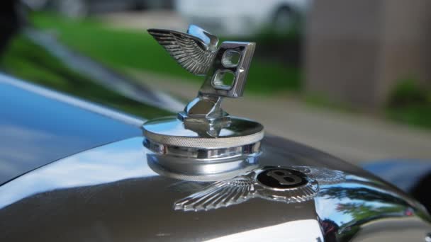 Bentley Vintage Λογότυπο Αυτοκινήτου Στην Εκδήλωση Μετακίνηση Κάμερα Σικάγο Ηπα — Αρχείο Βίντεο