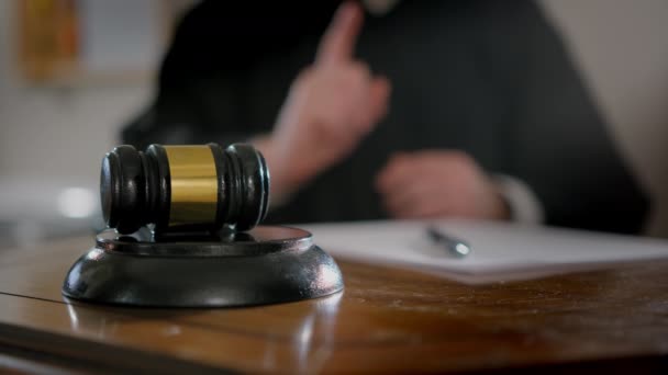 Imagens Perto Juízes Mão Com Martelo Juiz Madeira Filmagem Câmara — Vídeo de Stock