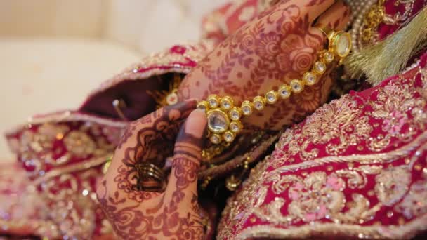 Zblízka Záběr Ženy Oblečené Tradičním Indickém Oblečení Piaint Hand Mehndi — Stock video