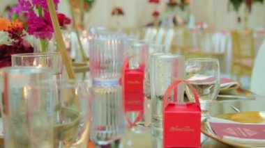 Restoran masalarla ve mumlarla dolu. Düğün etkinliğinin yakın görüntüsü. Kamerayı çek. Yüksek kalite 4k görüntü