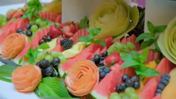Frutti Colorati Sono Sul Tavolo Sweet Bar Presso Sede Spostate — Video Stock