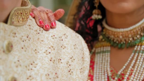 Пара Стоящих Вместе Одетых Традиционную Одежду Элемент Индуистской Свадьбы Высококачественные — стоковое видео