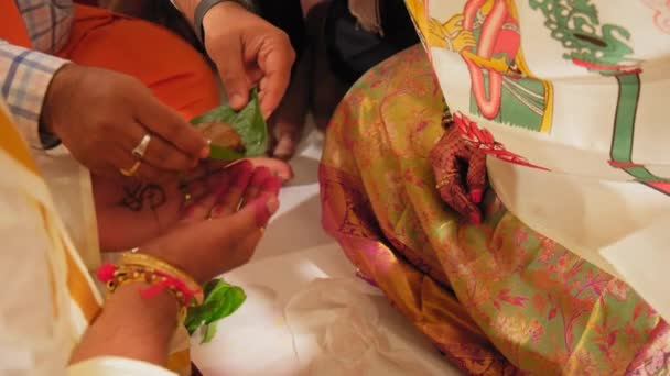 Zamknij Ujęcie Element Tradycyjnej Hinduskiej Ceremonii Ślubnej Tak Wysokiej Jakości — Wideo stockowe