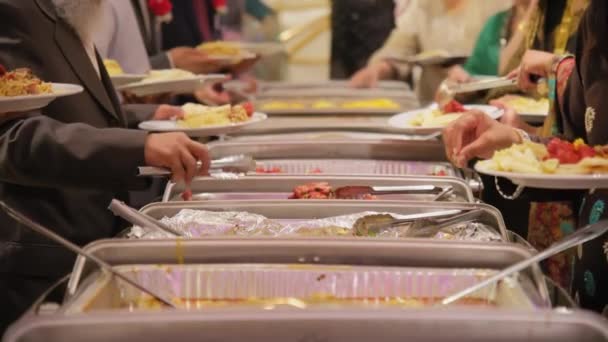 Catering Μπουφέ Τροφίμων Στο Εστιατόριο Για Παραδοσιακό Γάμο Hindi Αργή — Αρχείο Βίντεο