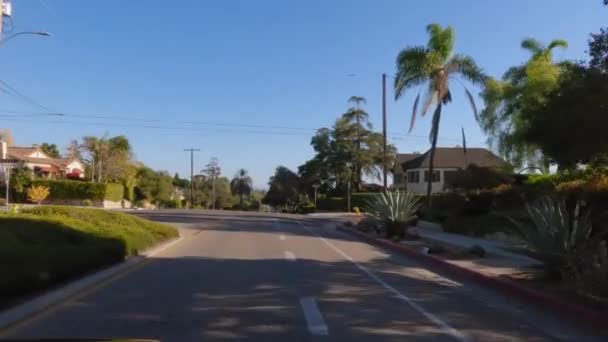 パブリック 日中はサンタバーバラ市の近くの通りで走ります ワイドショット サンタバーバラ カリフォルニア 2023年10月10日 高品質の4K映像 — ストック動画