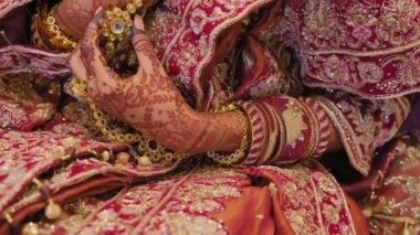 Geleneksel Hint kıyafetleri giymiş bir kadının el mehndi 'sinin görüntülerini kapatın. Hindu düğün unsuru. - Evet. Yüksek kalite 4k görüntü