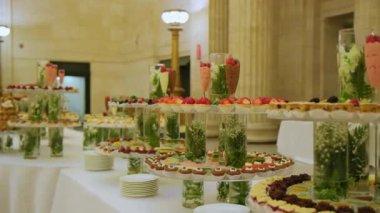 Şekerleme, büfede Sweets. Ziyafette lezzetli tatlılar, sünger kekler, düğün etkinliği. Kamerayı çek. Yüksek kalite 4k görüntü