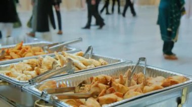 Triangle Buffet, yemek takımlarını aşındırma etkinliğinde. Kamerayı çek. Yüksek kalite 4k görüntü