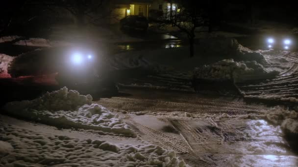 Ранним Зимним Утром Ночное Время Снег Расчищает Тротуары Возле Жилых — стоковое видео